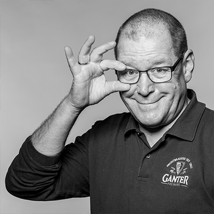 Ein Schwarz-Weiß-Foto eines Mannes mit Brille