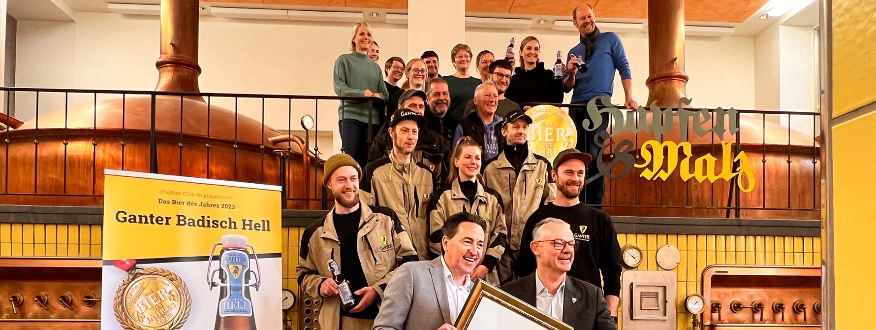 Das Ganter Team posiert für einem Foto in der Brauerei.