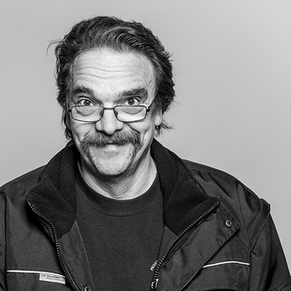 Ein schwarz-weiß Bild eines Mannes mit Brille