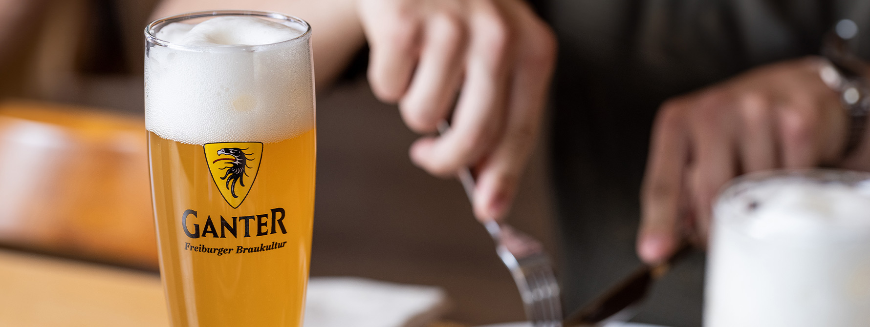 Zwei Gläser Ganter-Bier auf einem Tisch